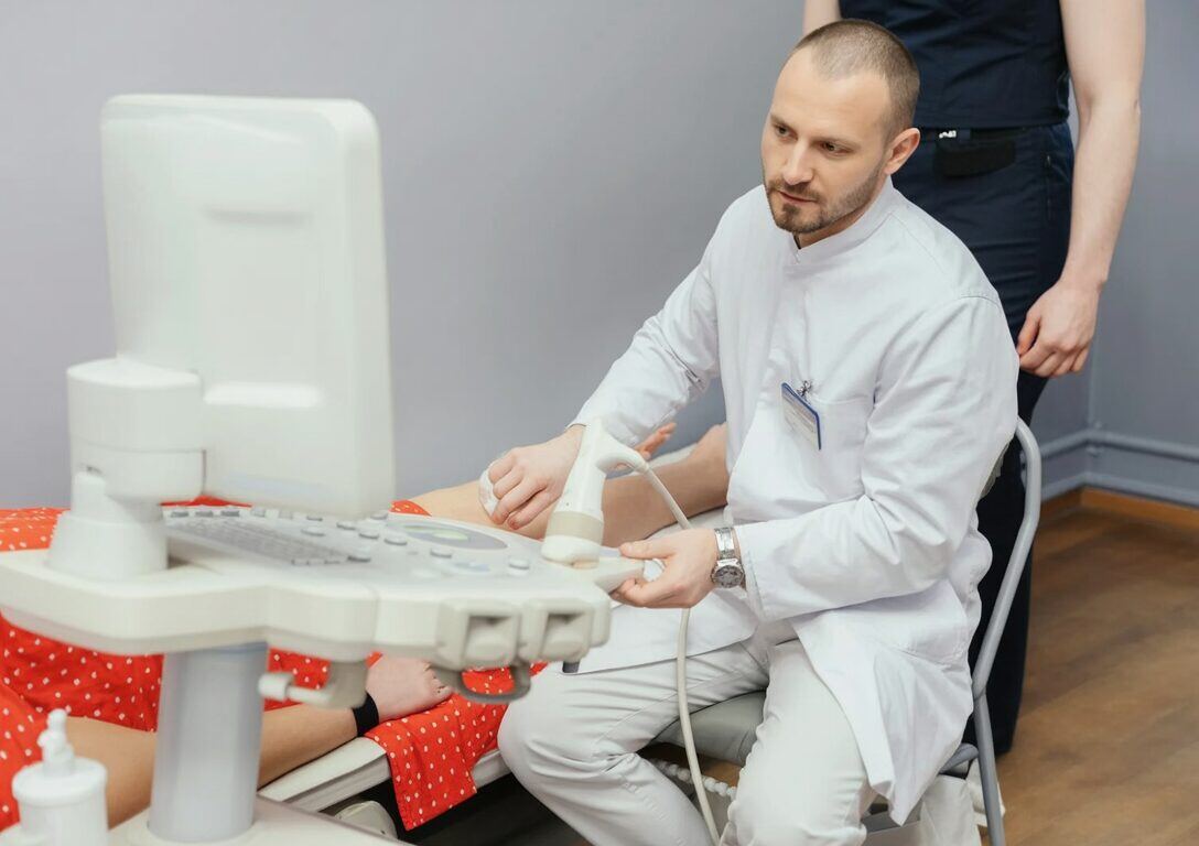 УЗ-датчик на суставе во время обследования